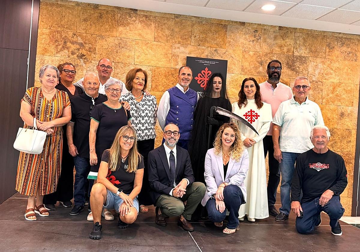 Foto de familia tras la presentación del espectáculo, ayer en el Ayuntamiento de San Javier.