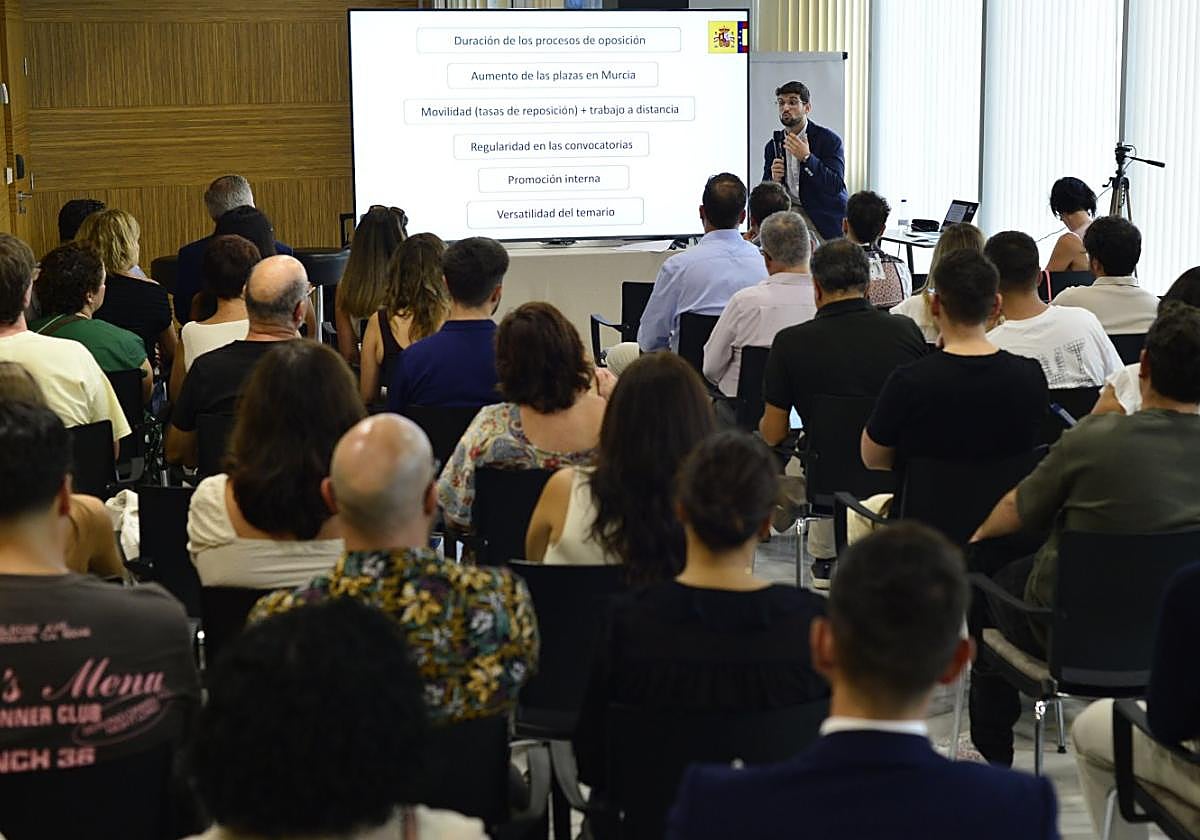 Antonio Marín Saura, vicesecretario general de la Delegación del Gobierno en la Región, durante su ponencia en el evento de GM Oposiciones, celebrado en el edificio Marla Center.