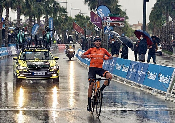 El murciano Antonio Jesús Soto ganando en Alcantarilla la lluviosa edición de 2021.