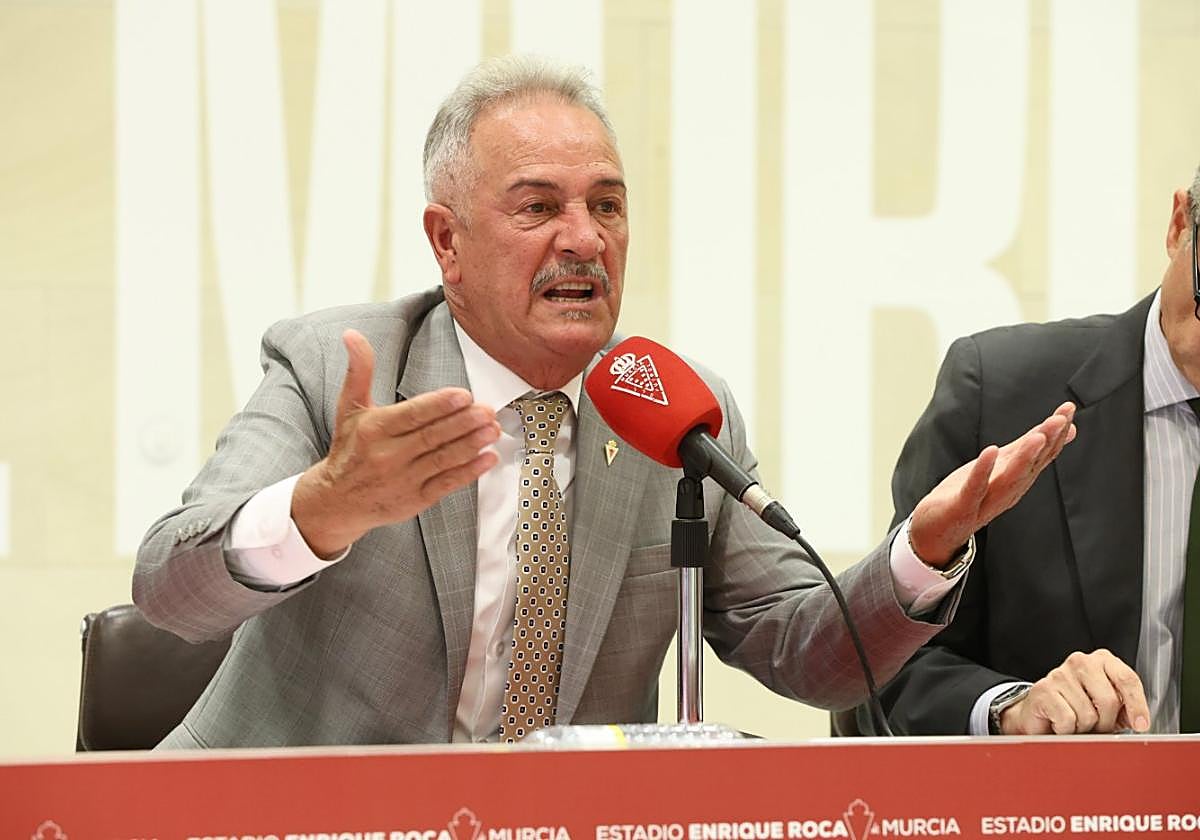 Felipe Moreno, recriminando su actitud a Julián Luna, el pasado lunes en la junta de accionistas del Real Murcia.