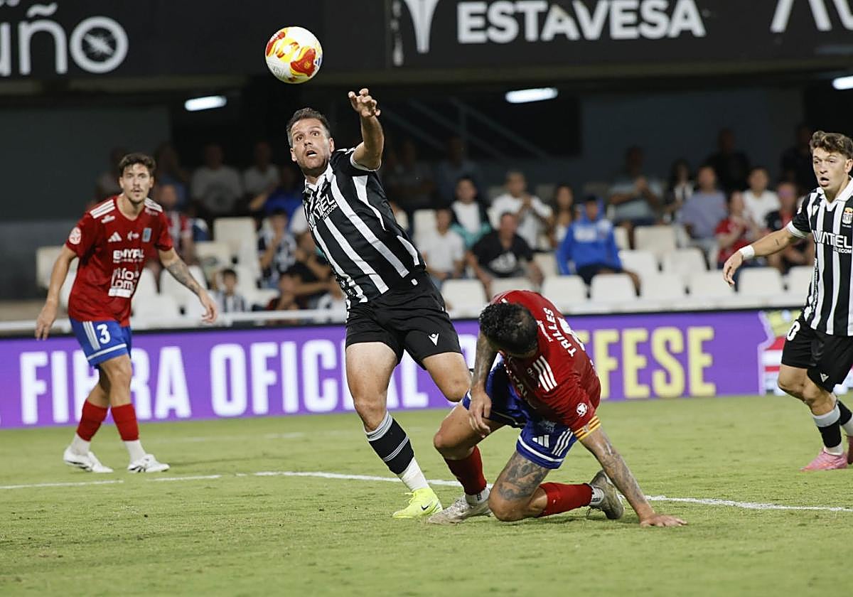 Alfredo Ortuño se prepara para rematar a la red en la acción del gol que marcó el pasado domingo contra el Tarazona.