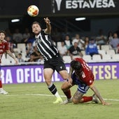 Alfredo Ortuño se prepara para rematar a la red en la acción del gol que marcó el pasado domingo contra el Tarazona.