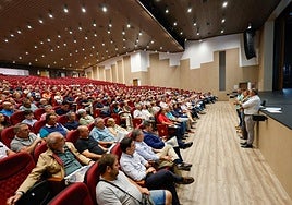 Los afectados atienden las explicaciones técnicas sobre los nuevos mapas, ayer en el auditorio.