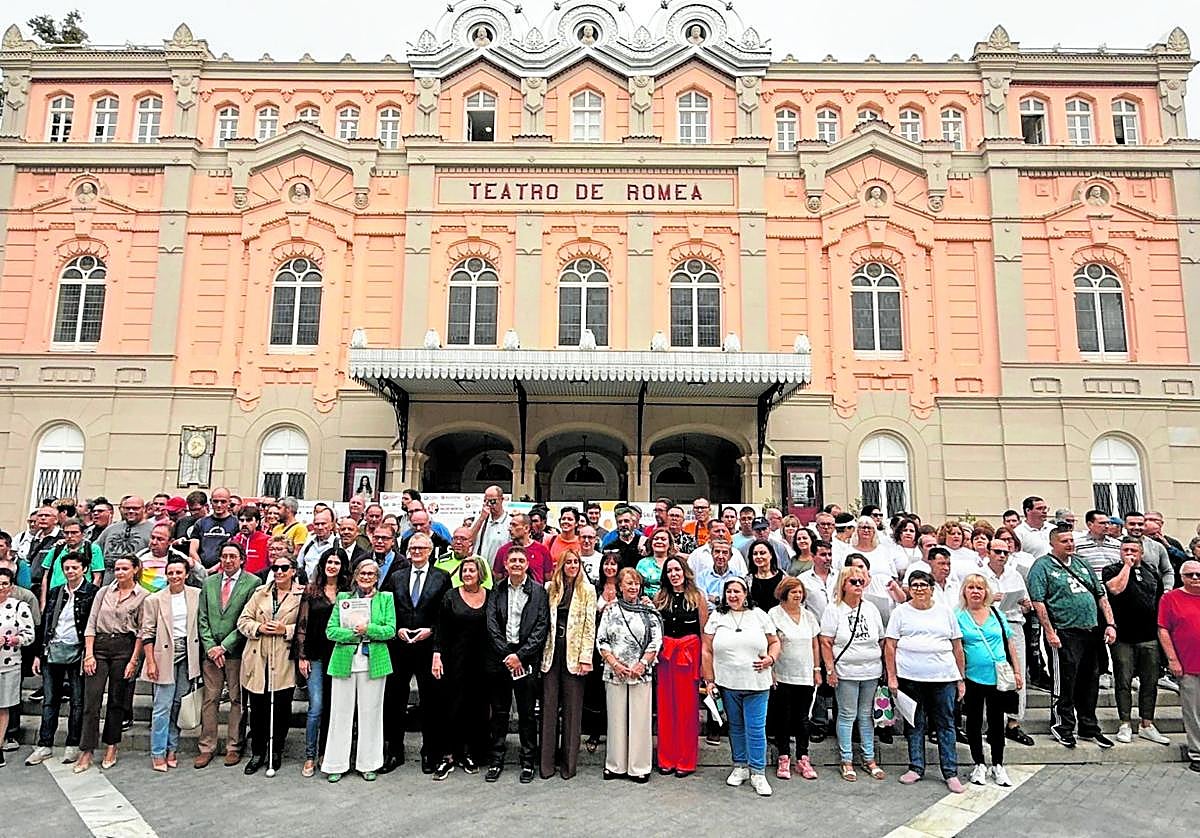Foto de familia de los asistentes al acto organizado ayer en Murcia con motivo del Día Mundial de la Salud Mental.