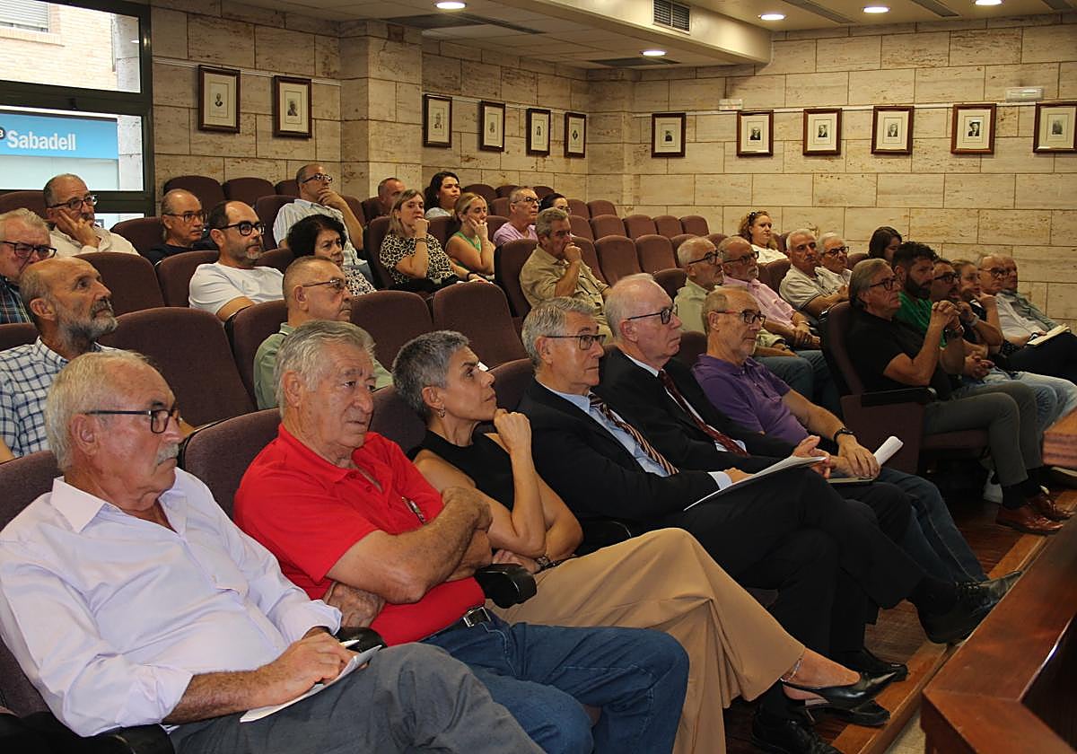 Autoridades locales y estatales, este miércoles en Beniel.