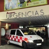 Una ambulancia en la puerta de urgencias de La Arrixaca, en una imagen de archivo.