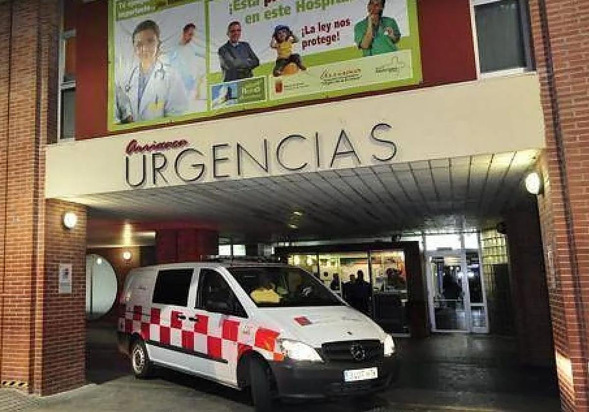 Una ambulancia en la puerta de urgencias de La Arrixaca, en una imagen de archivo.