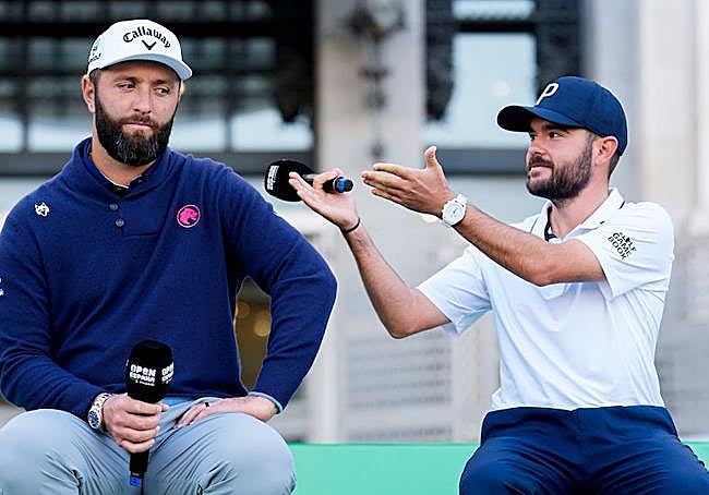 Jon Rahm y Ángel Hidalgo durante la rueda de prensa de presentación del abierto español.