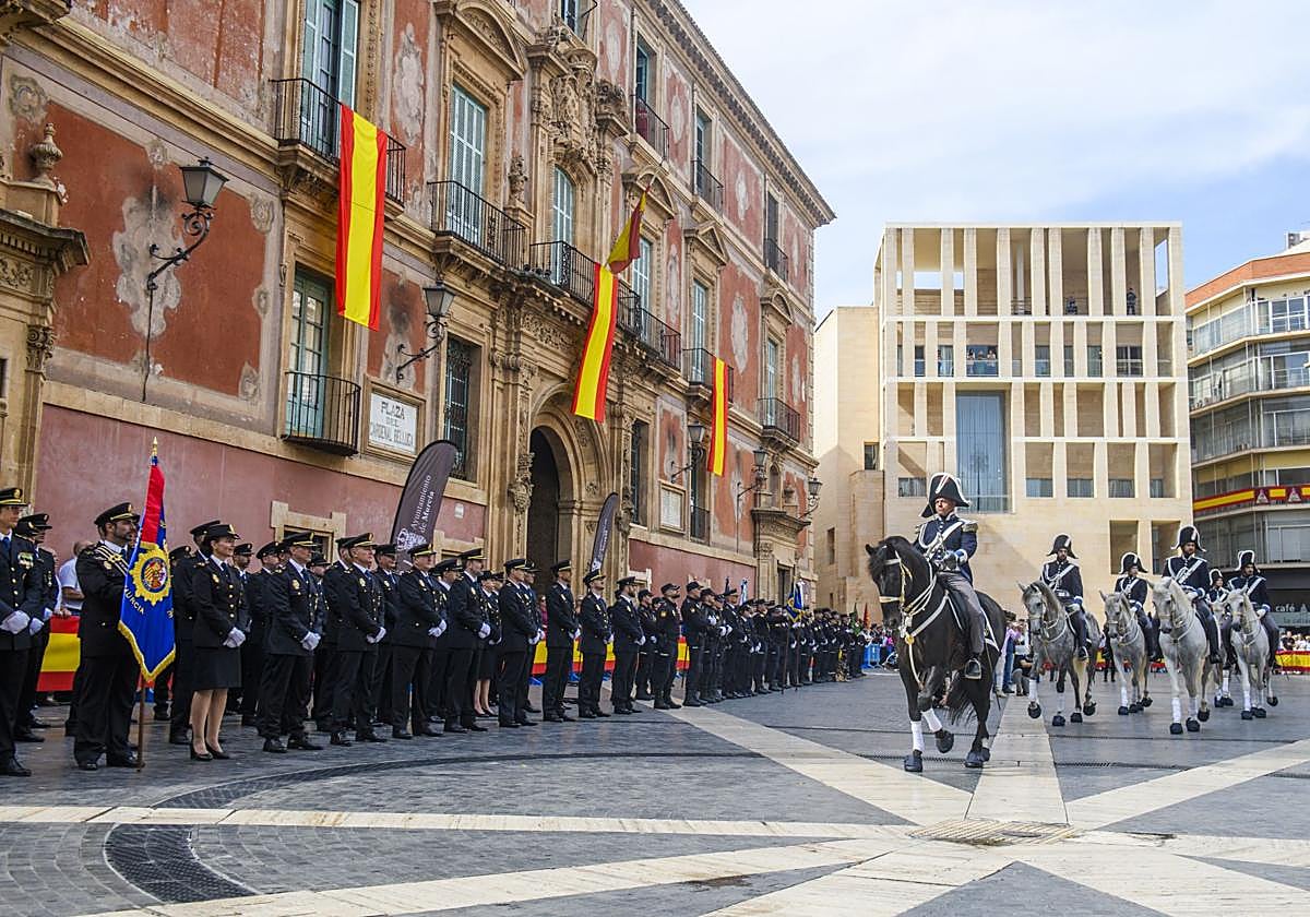 Acto por el Día de la Policía en la plaza Cardenal Belluga de Murcia.