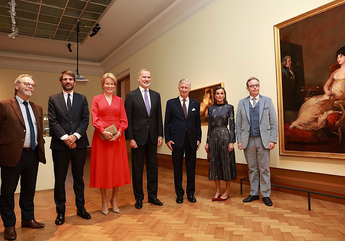 Los Reyes de España y los reyes de los belgas y el ministro de Cultura español, con el cuadro de Ramón Gaya al fondo durante el recorrido por la exposición 'Luz y sombra. Goya y el realismo español'.
