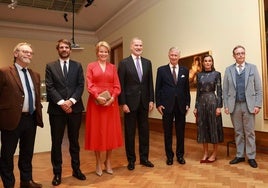 Los Reyes de España y los reyes de los belgas y el ministro de Cultura español, con el cuadro de Ramón Gaya al fondo durante el recorrido por la exposición 'Luz y sombra. Goya y el realismo español'.