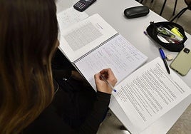 Una alumna estudia matemáticas en una imagen de archivo.