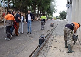 El alcalde, José Francisco García, junto los concejales y el técnico municipal durante la visita a las obras en la calle San Jerónimo.