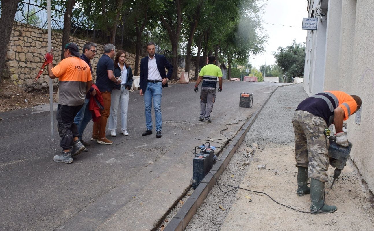 El alcalde, José Francisco García, junto los concejales y el técnico municipal durante la visita a las obras en la calle San Jerónimo.