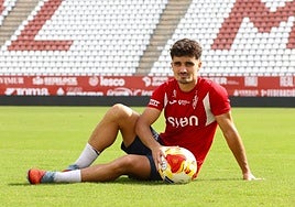 Jorge Mier, jugador del Real Murcia, posa con un balón sobre el terreno de juego del estadio Enrique Roca.