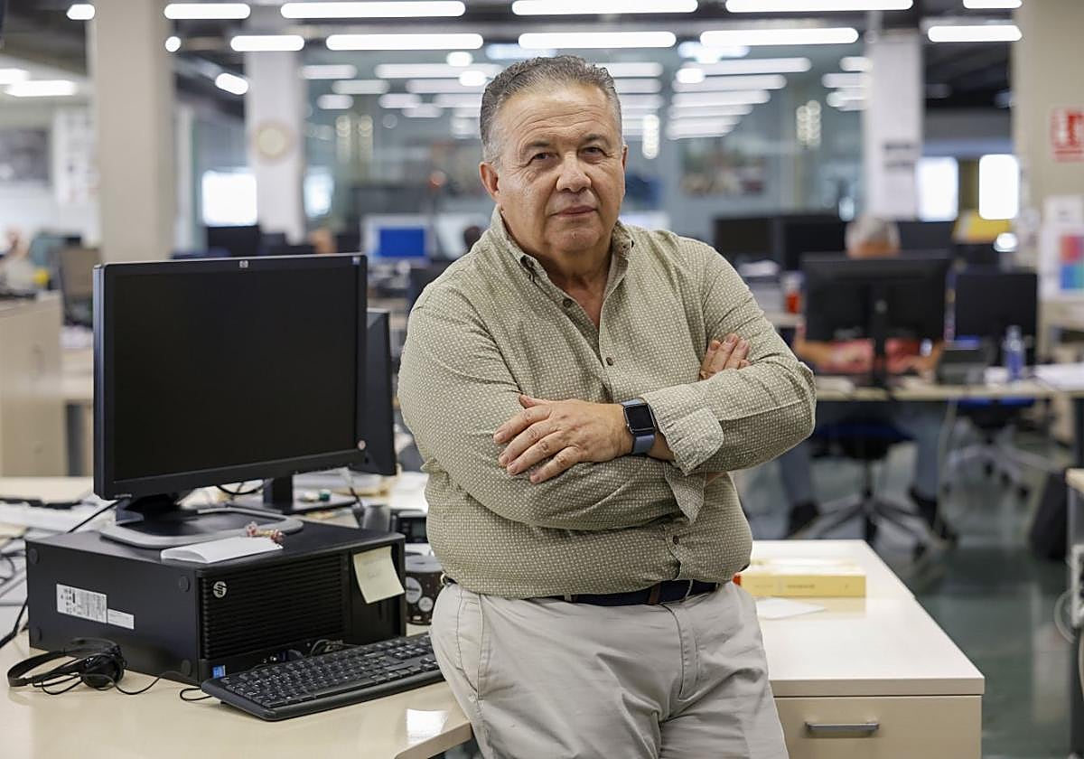 Javier Ballesta, en la redacción de LA VERDAD, diario en el que empezó a colaborar en la década de los 80; cada dos jueves publica una columna. Abajo, a la derecha, aparece su nuevo libro.
