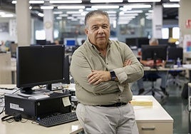 Javier Ballesta, en la redacción de LA VERDAD, diario en el que empezó a colaborar en la década de los 80; cada dos jueves publica una columna. Abajo, a la derecha, aparece su nuevo libro.