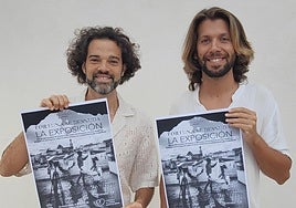 Los fotógrafos Juanjo Ramírez y David Cantó, con el cartel de la exposición.