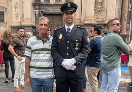 Eduardo Fabián García, junto al agente Francisco Javier Molina.