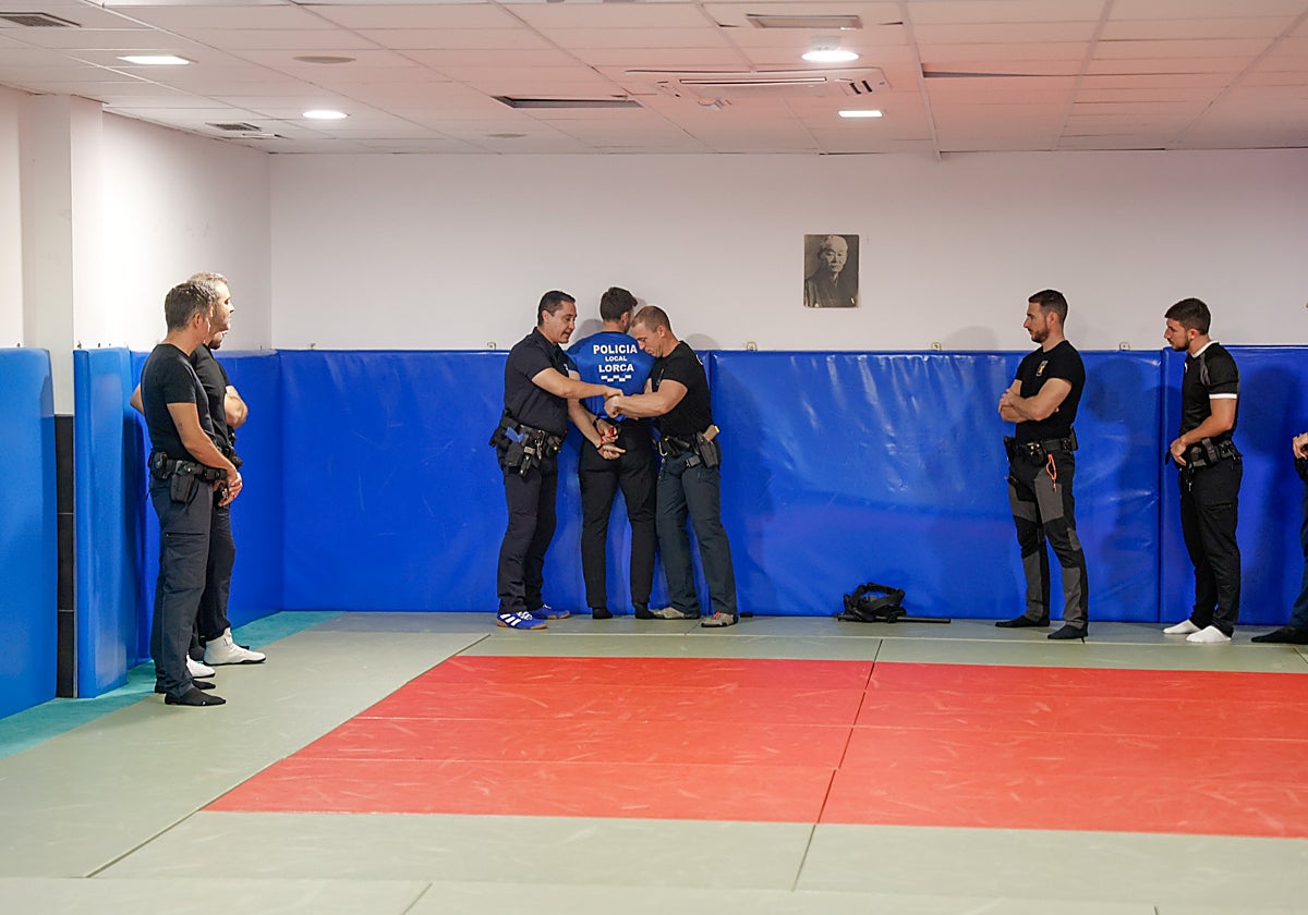 Los agentes simulan una detención en el curso de técnicas de operativa policial.
