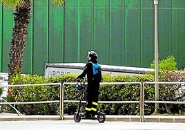 Un trabajador se desplaza en patín eléctrico en Navantia.