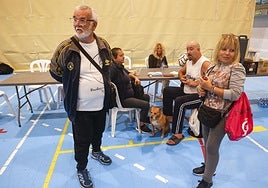 Personas desalojadas que han llegado al pabellón Cabezo Beaza.