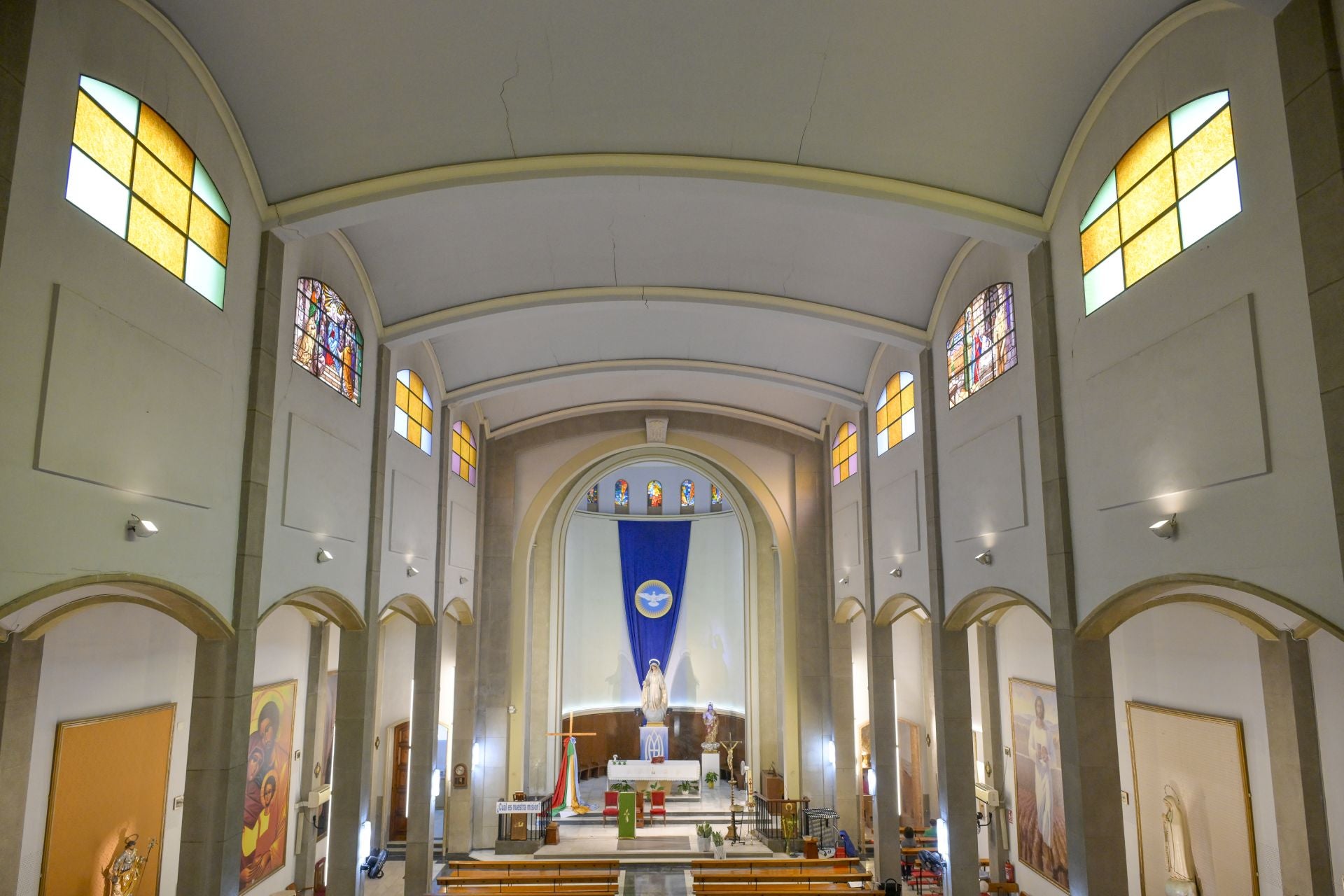 Desperfectos en la iglesia del barrio muriciano de Vistabella, en imágenes