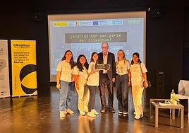 Las ganadoras del certamen, ayer, junto al edil Navarro.