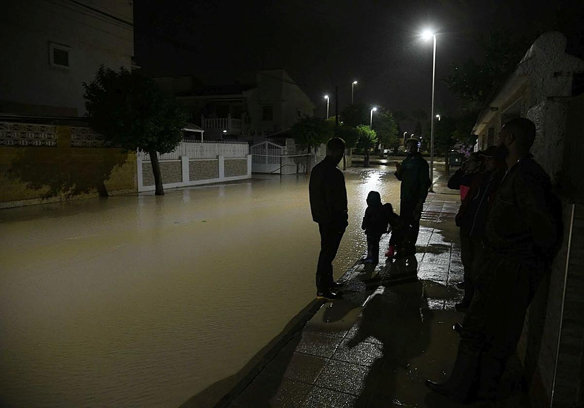 Una calle de Los Alcázares, inundada, este viernes por la noche.