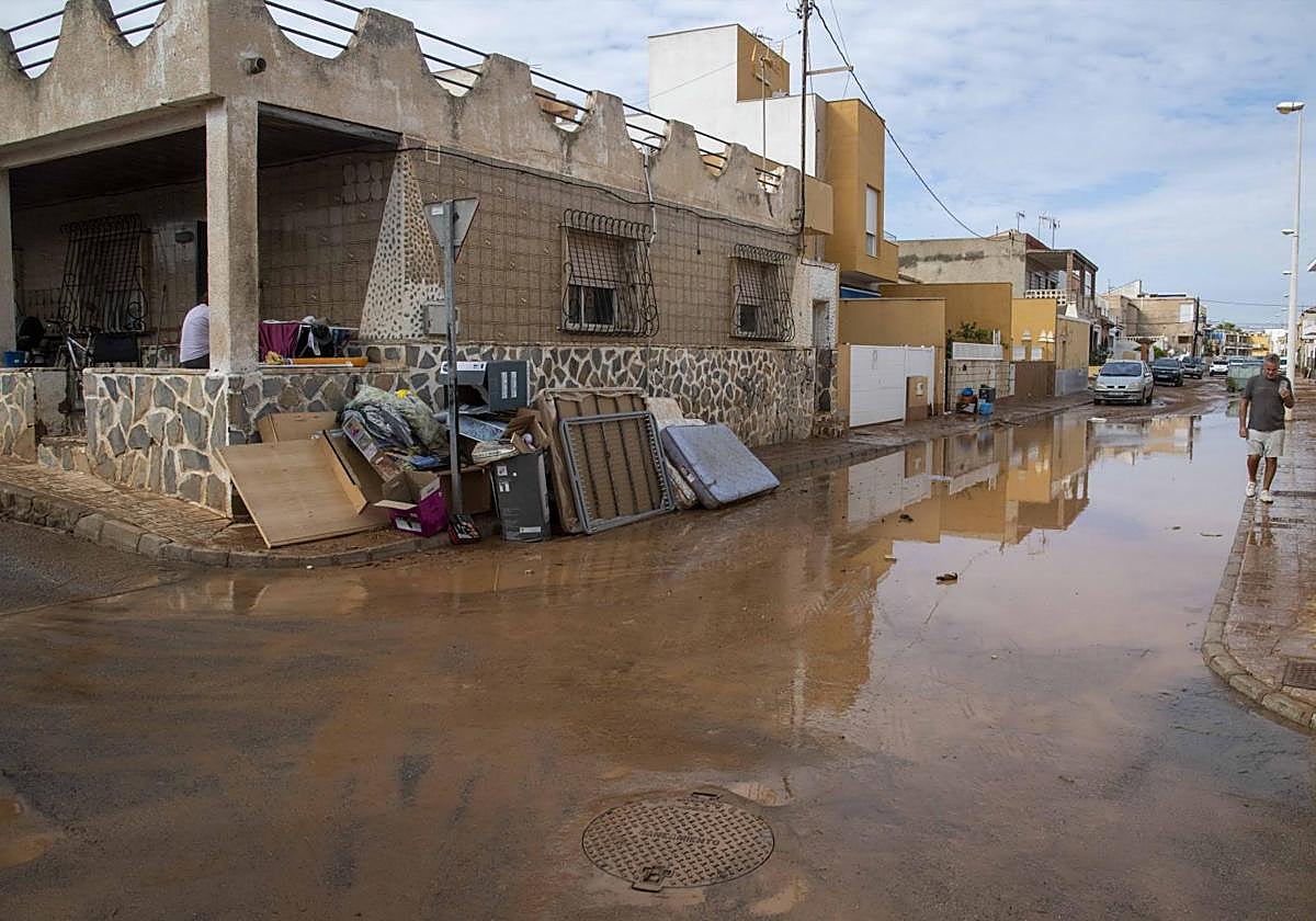 Vecinos llenaron este viernes las calles de Los Nietos con muebles destrozados por la riada, esta pasada noche.
