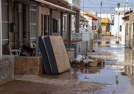 Vecinos llenaron este viernes las calles de Los Nietos con muebles destrozados por la riada, esta pasada noche.