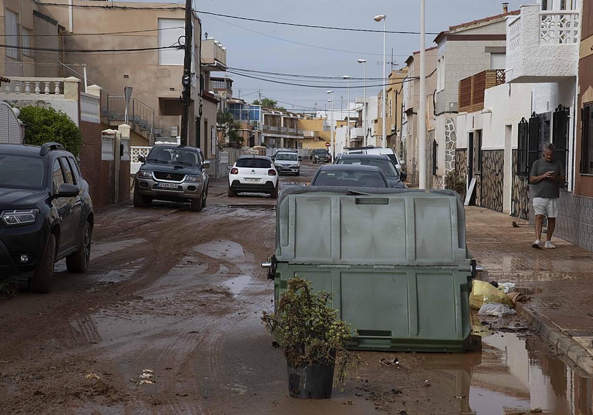 Imagen principal - Tareas de limpieza en las casas de Los Nietos, este viernes.