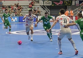 Adrián Rivera corre hacia un balón en el duelo ante el Inter.