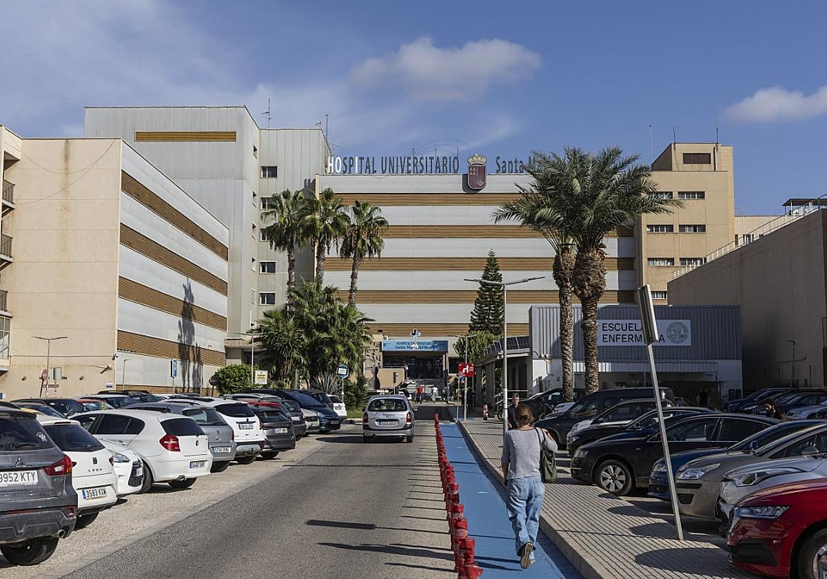 Varios usuarios transitan por la zona de aparcamiento frente al hospital del Rosell en una imagen reciente.