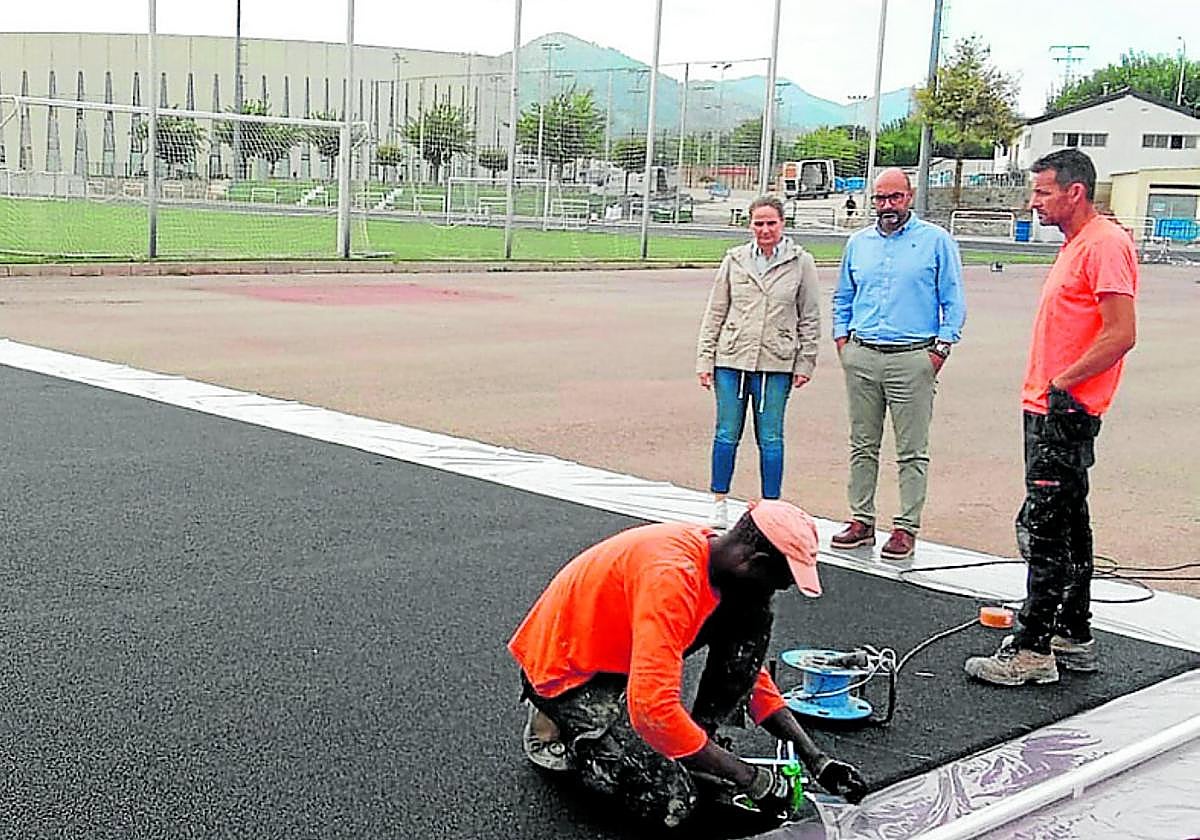 La alcaldesa supervisa las obras en el polideportivo.