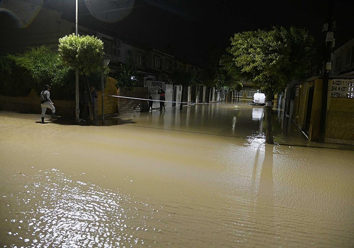 Calles anegadas a medianoche en el barrio de La Dorada, en Los Alcázares.