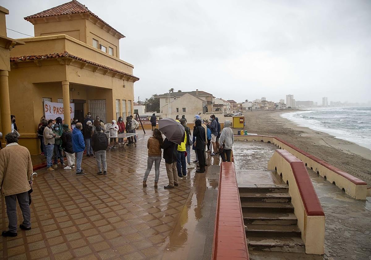 Concentración vecinal contra el derribo de las viviendas y sus terrazas, en mayo de 2021.