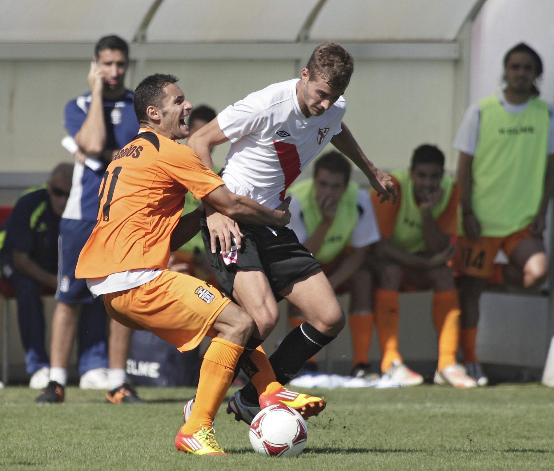 Juan Carlos Ceballos trata de frenar el avance de Álex Rubio, en el Sevilla Atlético-Cartagena del 14 de octubre de 2012.