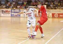 Mellado y Altamirano pelean por un balón, en el partido de este sábado en Noia (A Coruña).