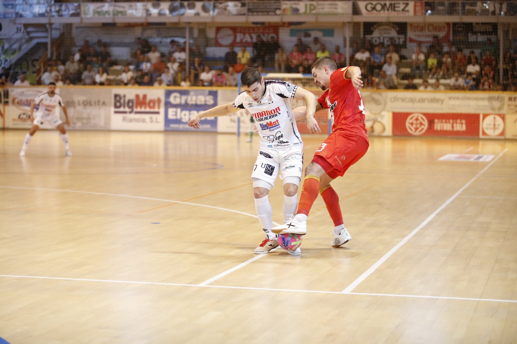 Mellado y Altamirano pelean por un balón, en el partido de este sábado en Noia (A Coruña).