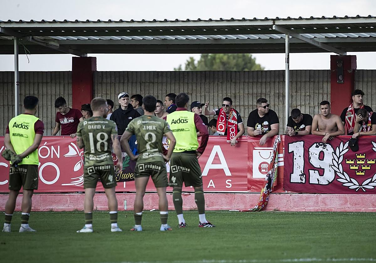 Los aficionados del Real Murcia pidiendo explicaciones a sus jugadores.
