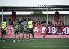 Los aficionados del Real Murcia pidiendo explicaciones a sus jugadores.