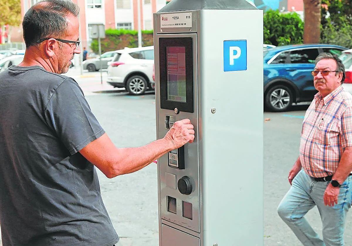 Un hombre usa un parquímetro en Cartagena en una imagen de archivo.
