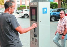 Un hombre usa un parquímetro en Cartagena en una imagen de archivo.