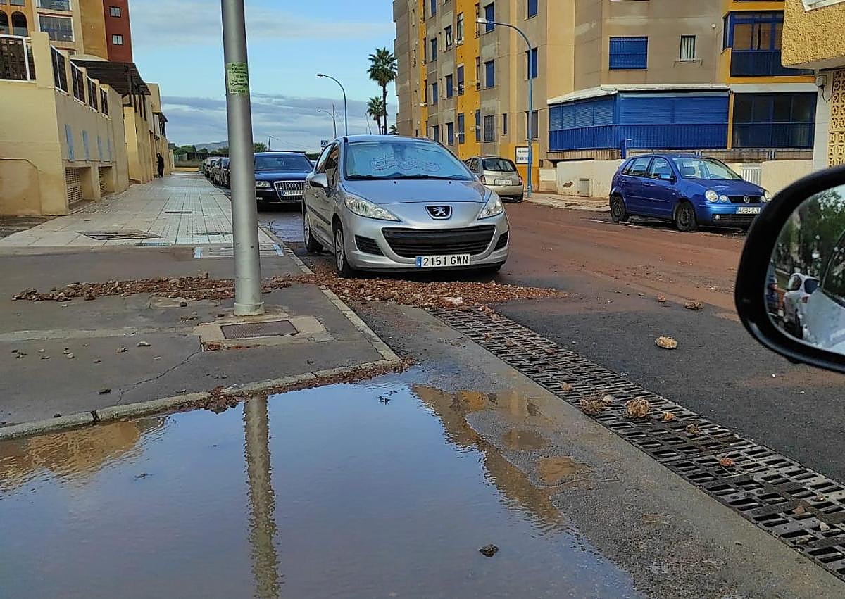 Imagen secundaria 1 - Aspecto que presentaban a primera hora de la mañana las calles y la playa de Playa Honda.