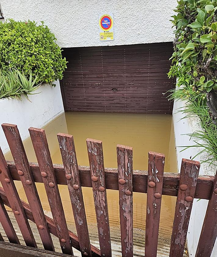 Imagen secundaria 2 - Calles embarradas y sótanos inundados en Mar de Cristal.