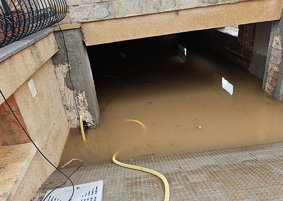 Imagen secundaria 1 - Calles embarradas y sótanos inundados en Mar de Cristal.