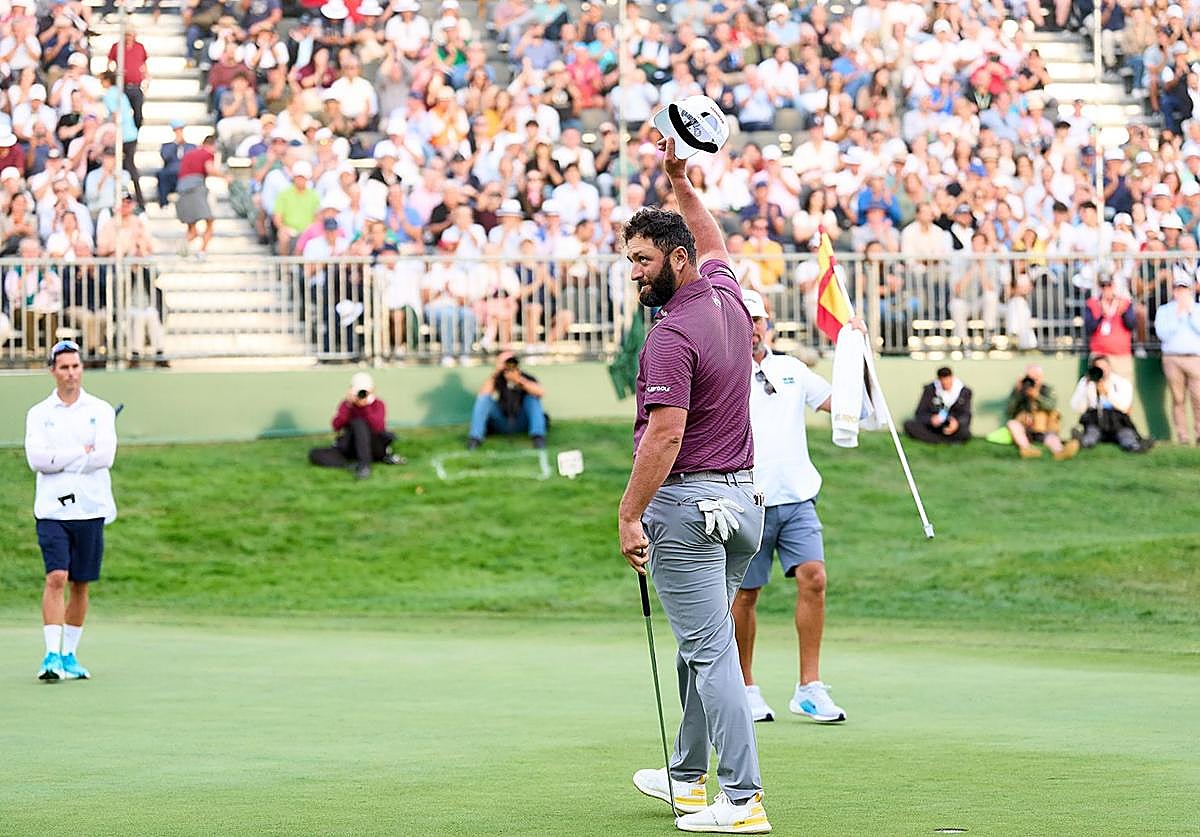 Jon Rahm recibiendo la ovación del público en el 'green' del 18, durante la segunda jornada.