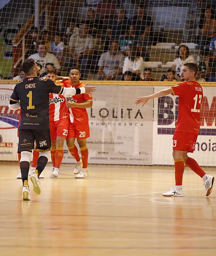 Imagen secundaria 2 - El Jimbee se deja el liderato en un último minuto terrible