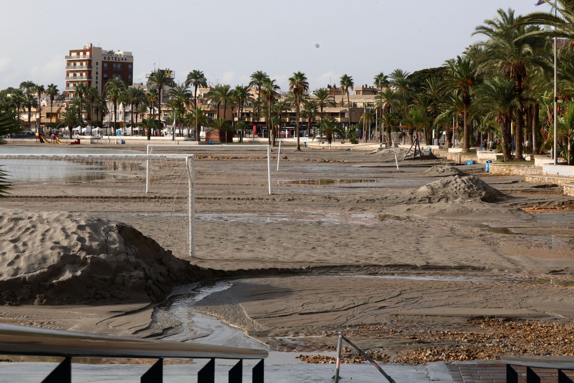 El reparto de agua en las zonas de la Región de Murcia más afectadas por el paso de la dana &#039;Alice&#039;, en imágenes